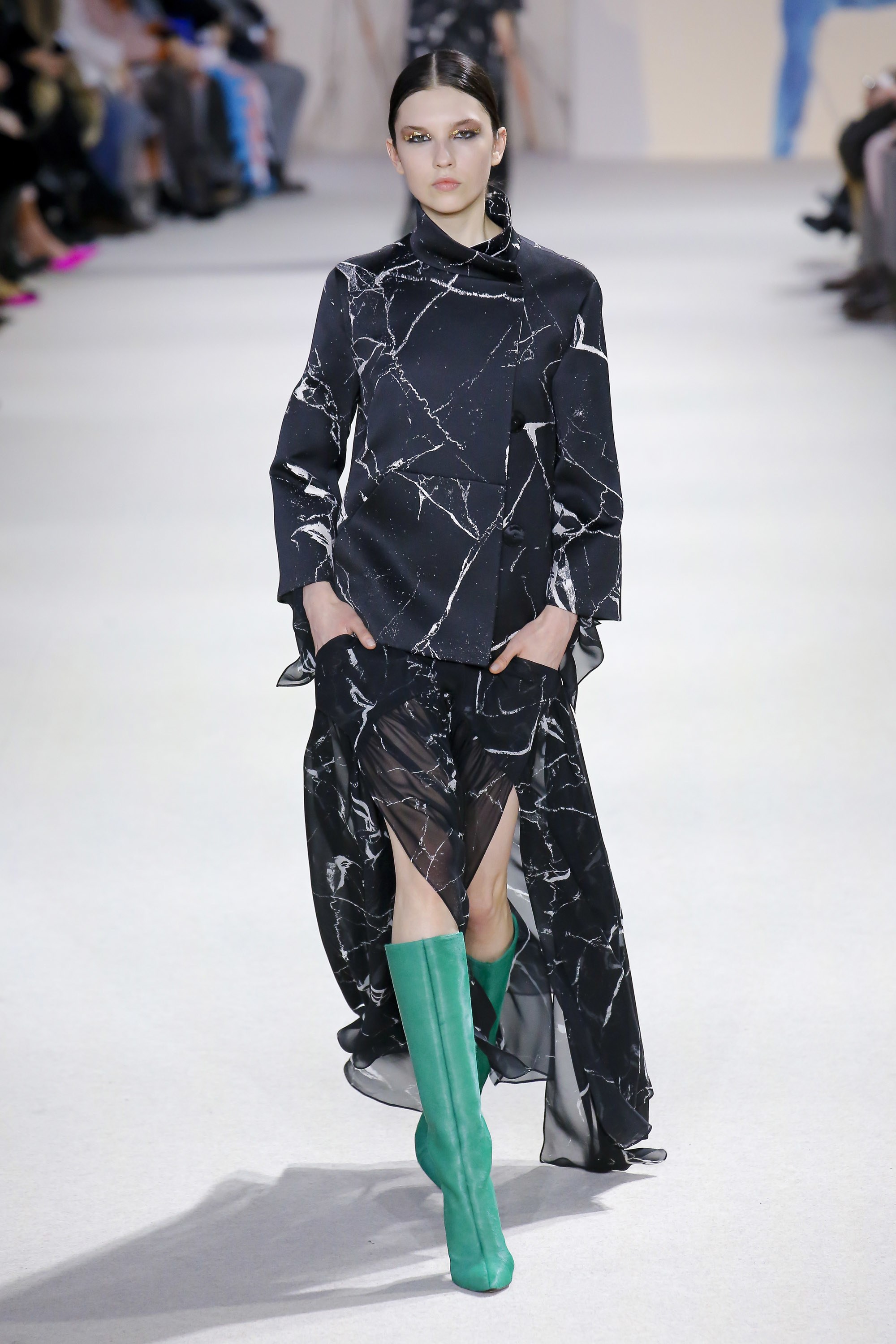 lemmaid="131482">瑞士 /a>一家族企业,是拥有80年制衣经验的服装品牌