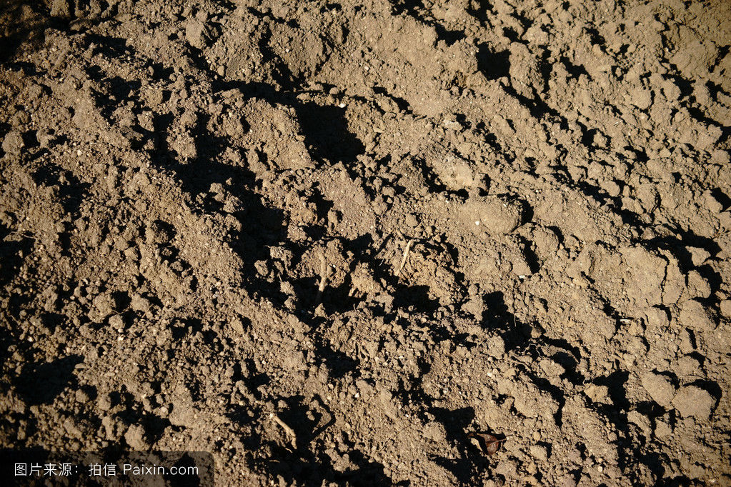 一般的粘土都由硅酸盐矿物在地球表面风化后形成,一般在原地风化,颗粒