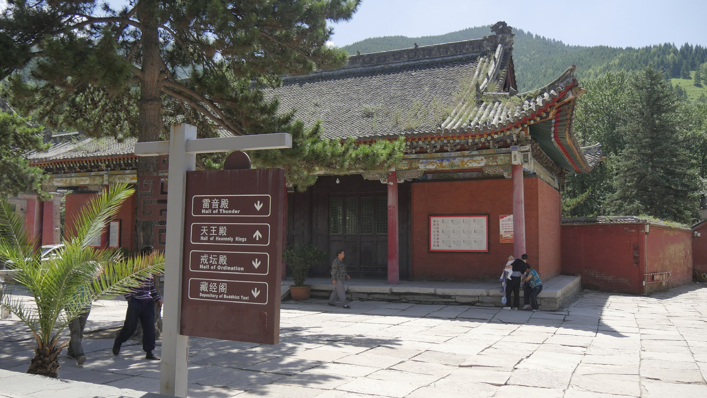 始建于明英宗年间,是五台山最大的十方禅寺