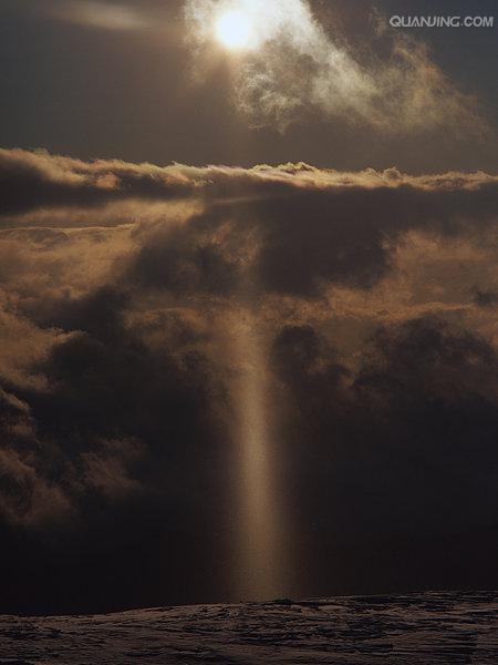  p>太阳光柱类似于晕轮,属于天气现象,自然现象.