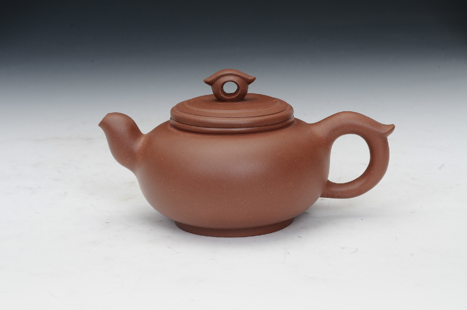  p>范丽静,国家工艺美术师,优秀青年陶艺家,范家壶庄成员,龙德堂艺术