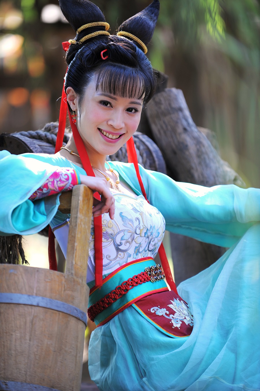 于浙江省金华市浦江县,毕业于浙江省艺术学院越剧表演班,中国女演员