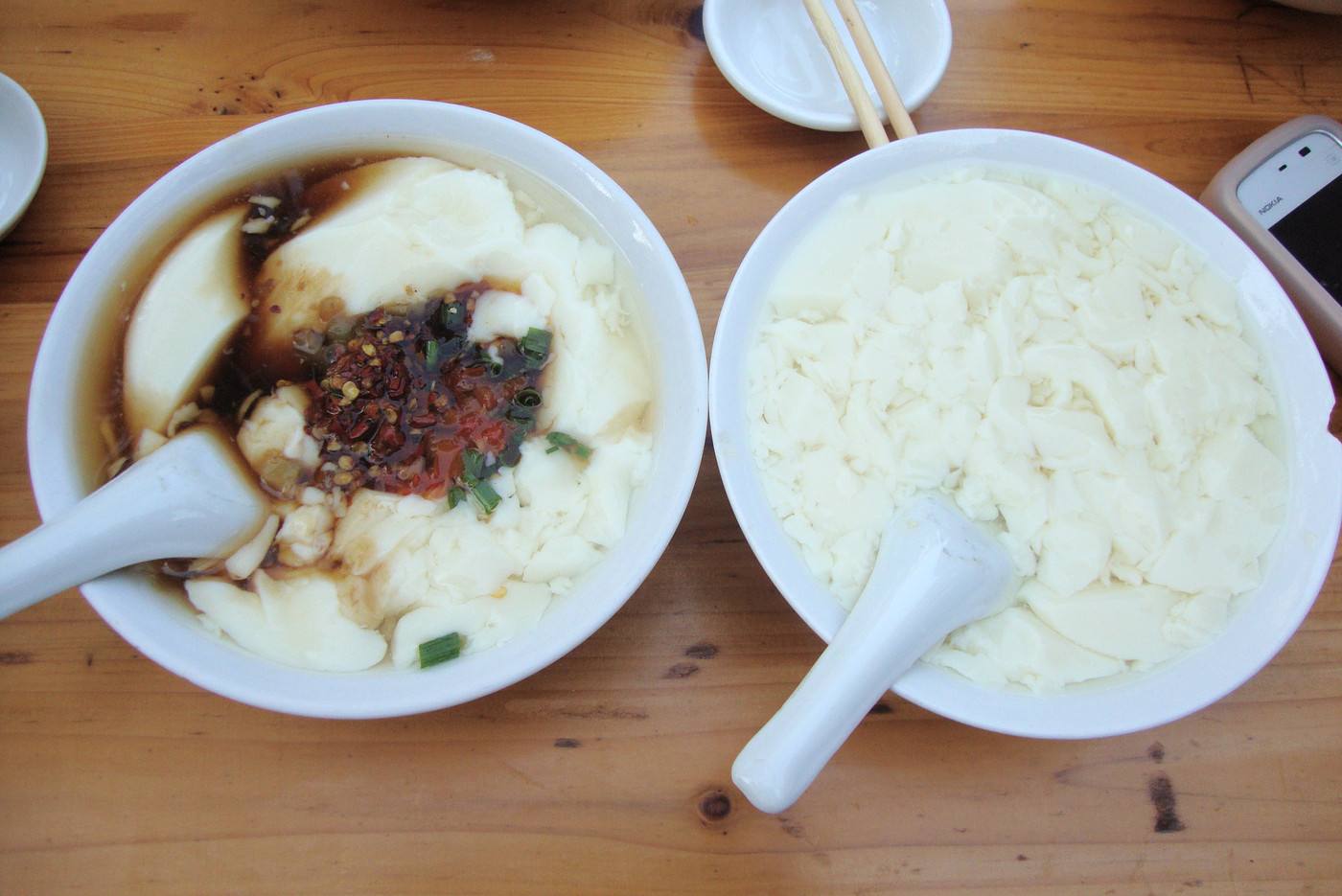  p>豆腐脑又称水豆腐,是一道著名的传统特色小吃.