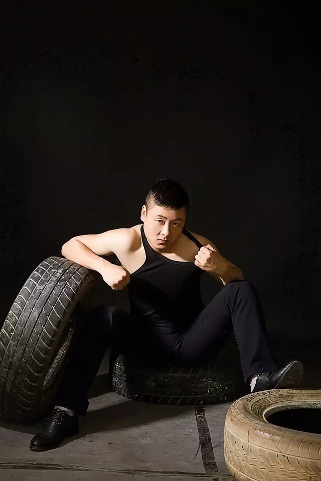  p>张永康,1990年1月15日出生于甘肃省平凉市,中国内地影视男演员