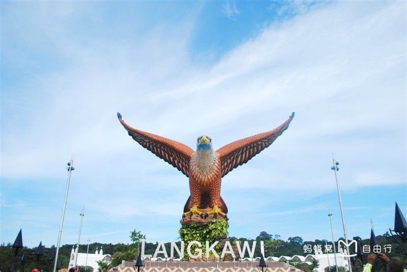 的广场--巨鹰广场,广场上矗立着被称为兰卡威新地标的鹰塔(dataran