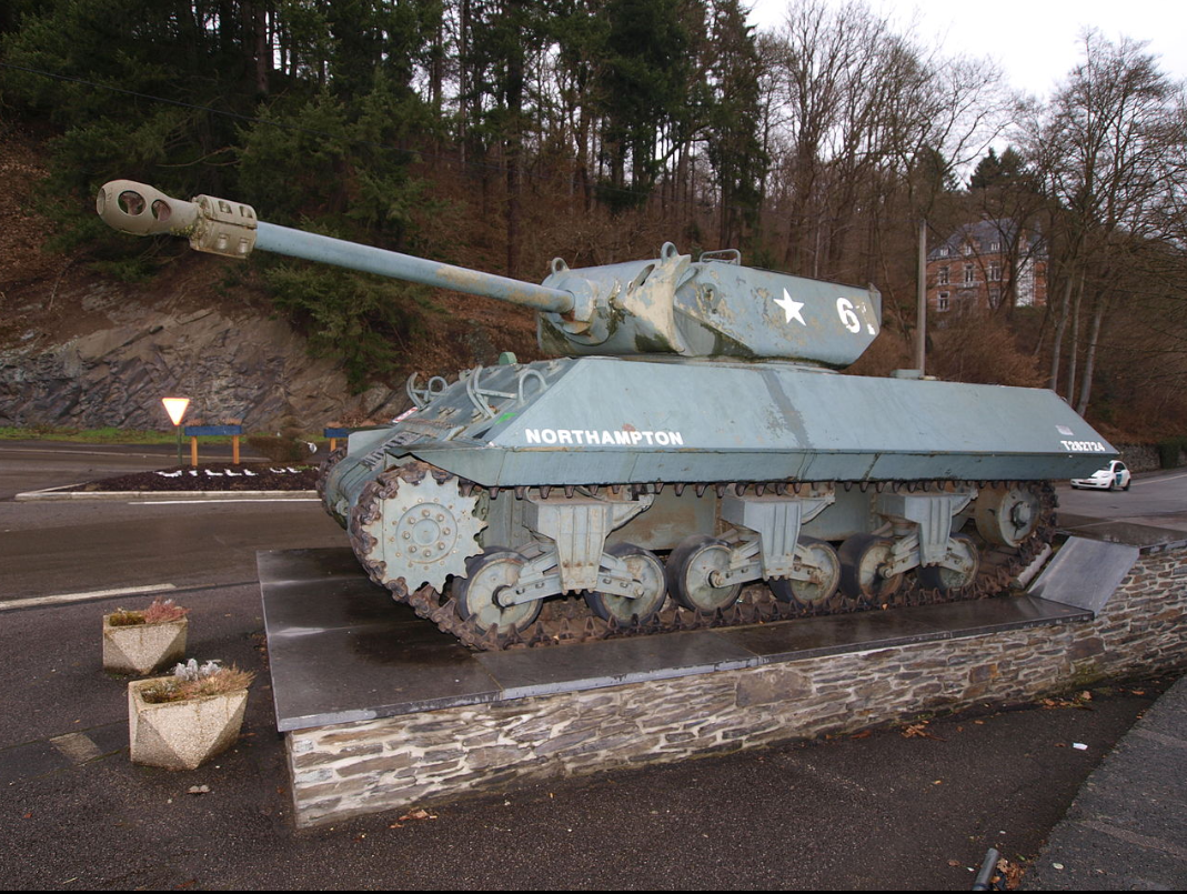 它衍生自美军的另一款自行反坦克炮——m10狼獾,在此基础上将坦克的主