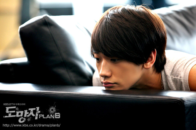  p>郑智薰(rain),1982年6月25日出生于韩国首尔,韩国流行男歌手,演员