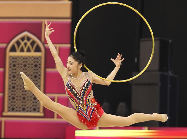  p>艺术体操(rhythmic gymnastics)是一项徒手或手持轻器械,在音乐