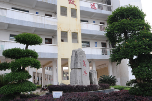 82ex">众望高中位于 a target="_blank" href="/item/崇阳县/2960267"