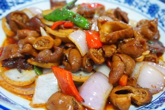  p>洋葱爆炒肥肠是一款家常菜品,制作原料主要有洋葱,肥肠等. /p>