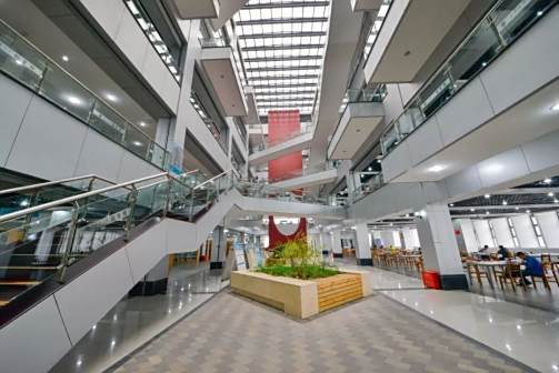 西华大学图书馆内部景观