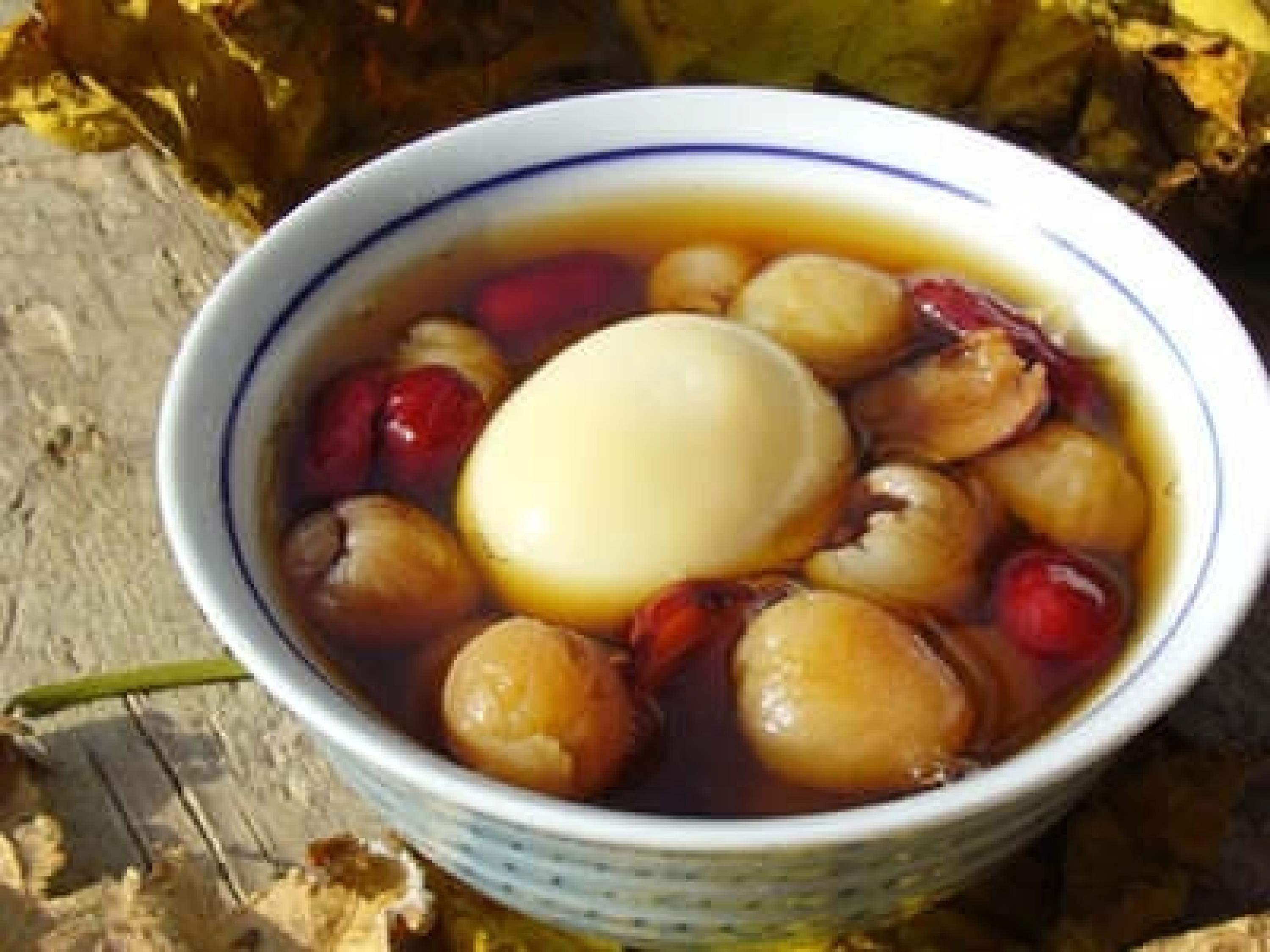  p>龙眼炖蛋是一道由龙眼,鸡蛋,姜汁,冰糖等做成的美食. /p>