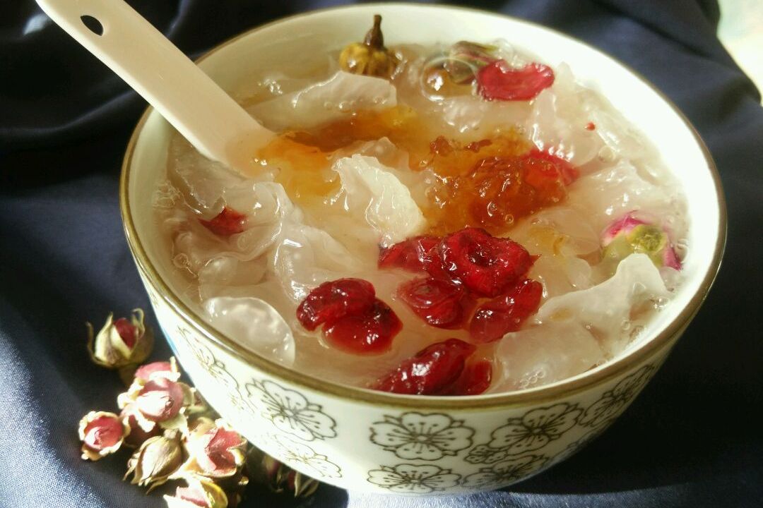  p>桃胶银耳羹是用桃胶,银耳制作的一道家常 a target="_blank" href=