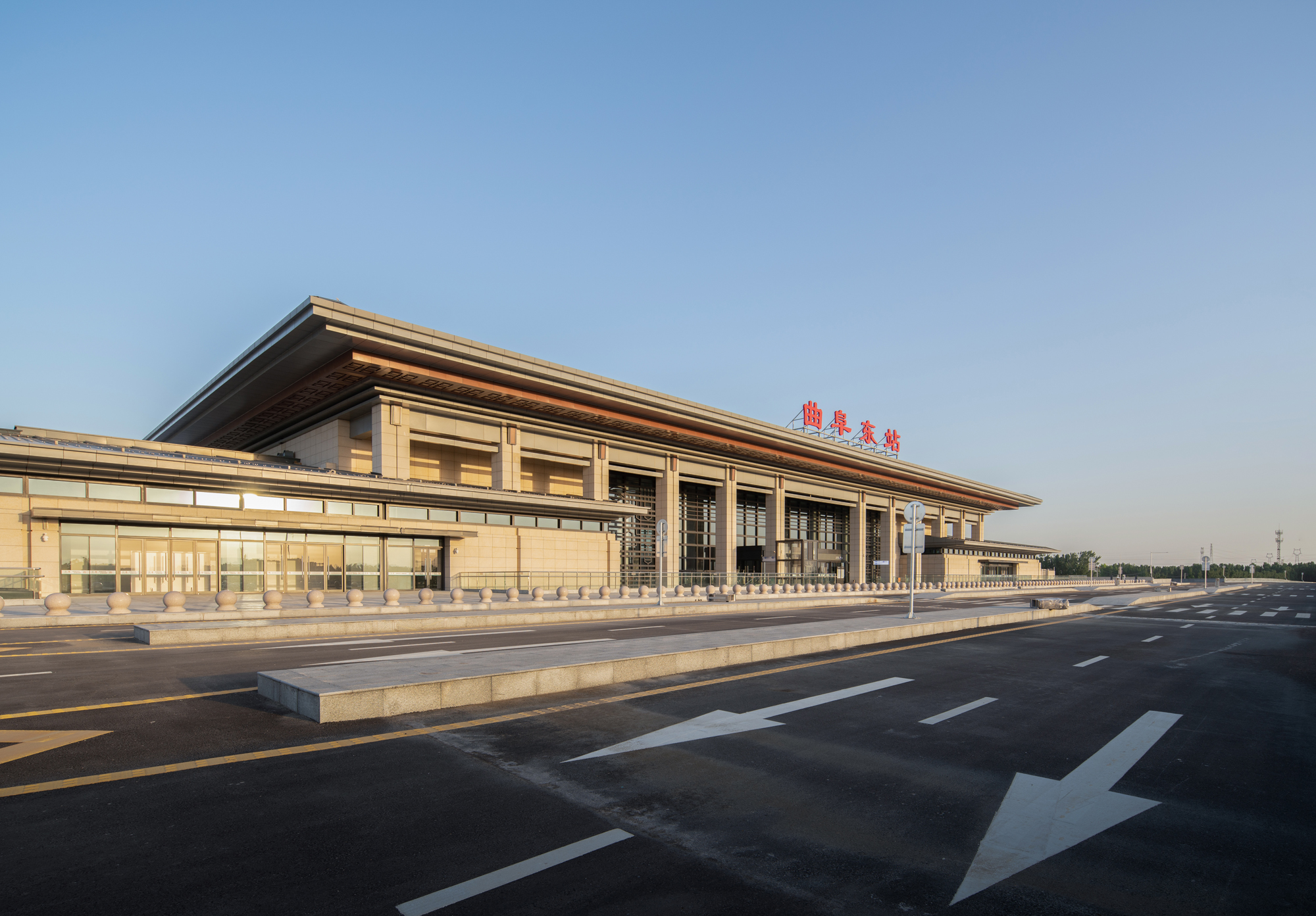  p>曲阜东站(qufudong railway station),位于中国山东省济宁市曲阜市