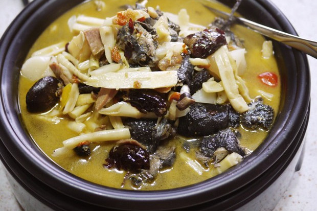  p>蘑菇炖乌鸡是以乌鸡肉,蘑菇,油,葱花主料制作的药膳. /p>