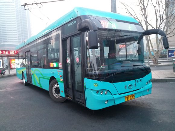  p>无轨电车(trolleybus)是一种通常由架空接触网供电,电动机驱动,不