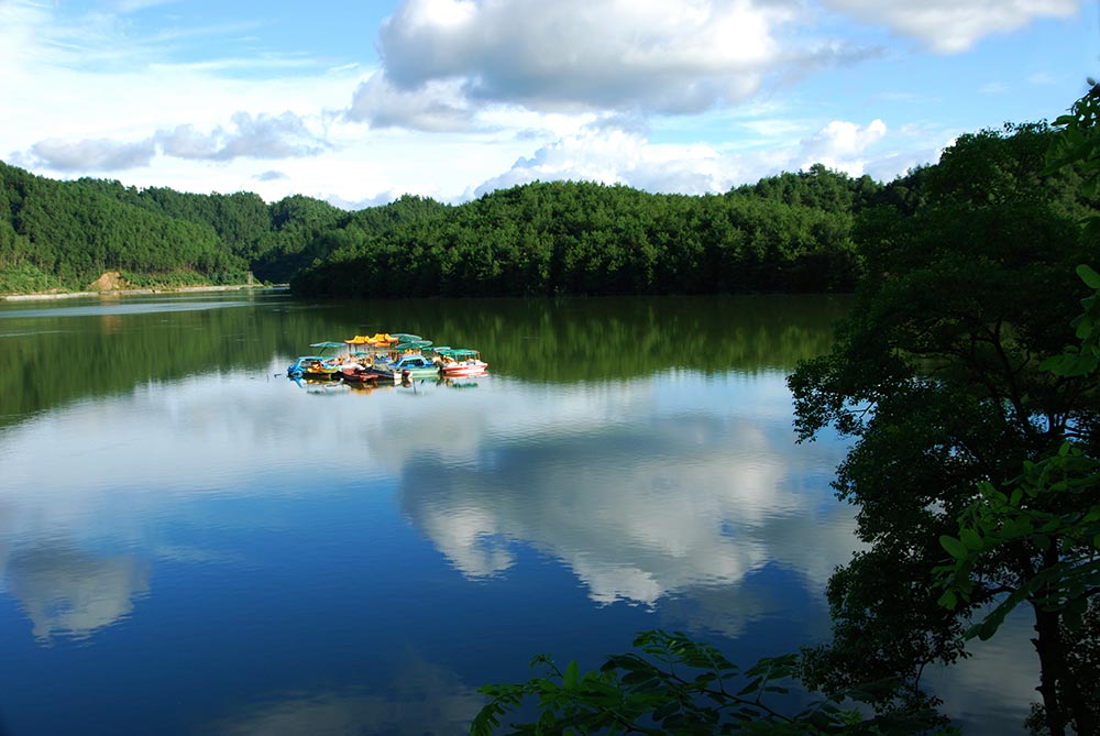  p>南沙湖风景区,位于陕西省汉中市城固县,是水利部2007年公布的第七