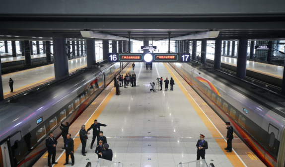 广州白云站站台