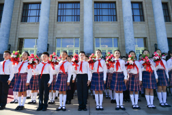 国家勋章和国家荣誉称号获得者在人民大会堂受到热烈欢迎