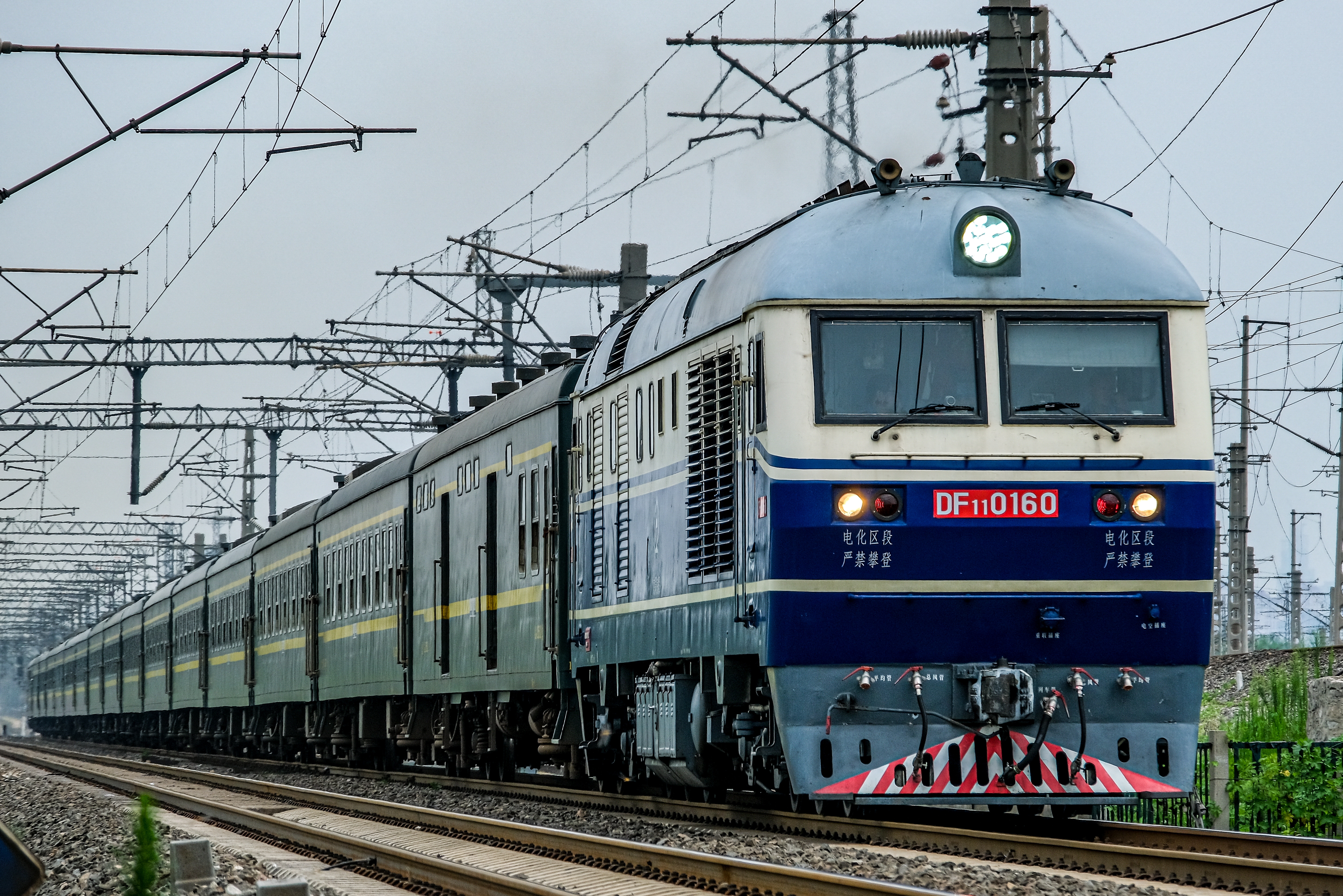 东风11型内燃机车