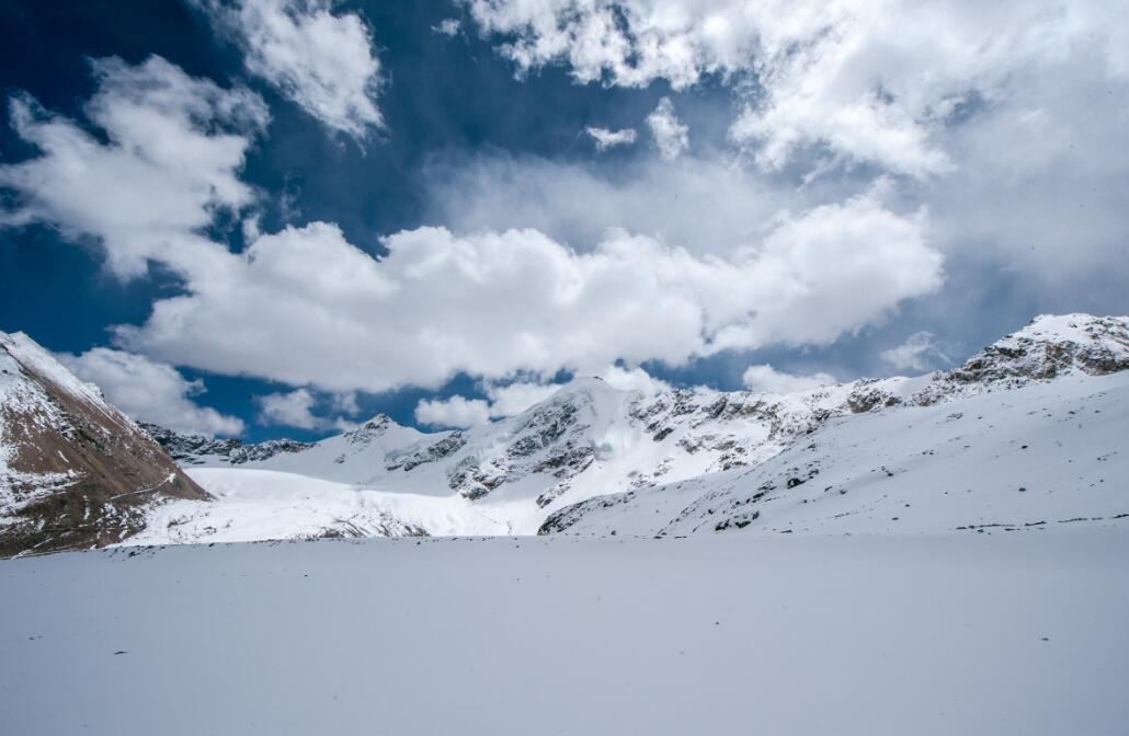  p data-id="t1dd7n9bbluz">廓琼岗日冰川位于拉萨市当雄县羊八井镇