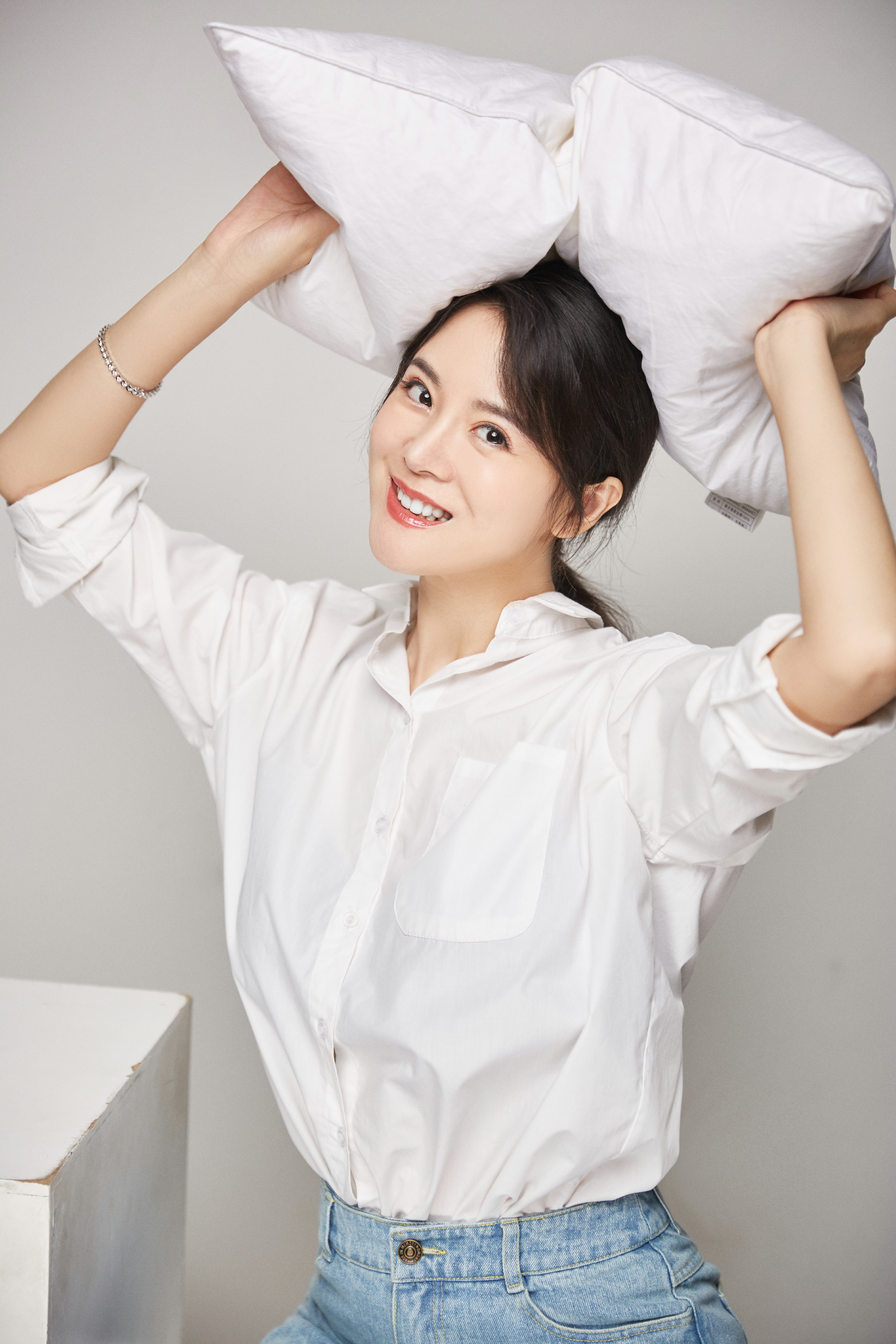  p>李鑫雨(英文名:cindy),本名:李欣雨,出生于陕西省,后移居中国香港