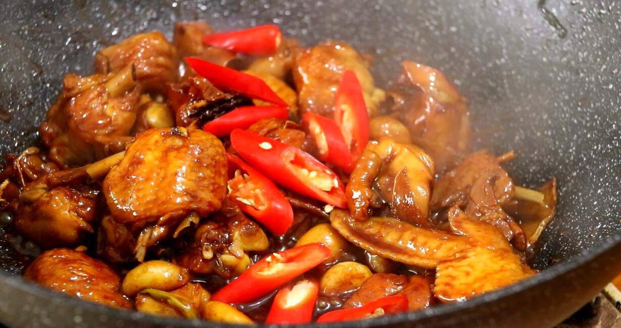  p>简单红烧鸡肉是热菜菜谱之一,以鸡肉为制作主料. /p>