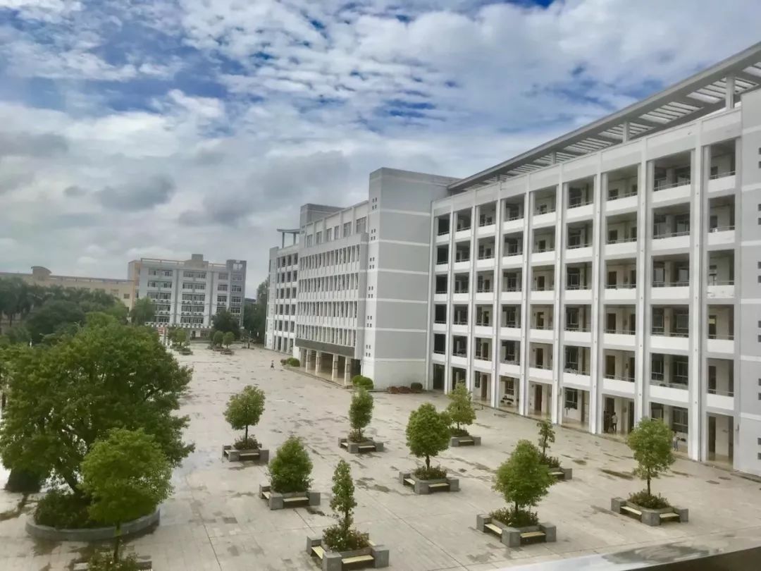  p>田东高级中学是广西壮族自治区示范性普通高中立项建设学校,是田东