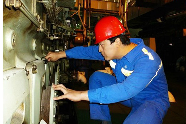 在轮机长和大管轮领导下,履行值班职责,主管发电原