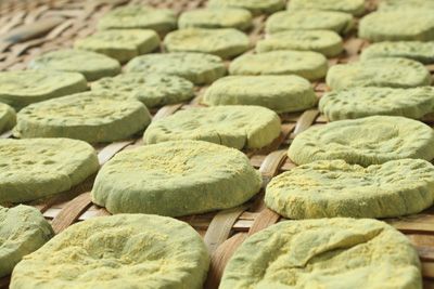  p>青饼是一种用糯米和山上采来叫做青的一种植物做成的点心,是江浙