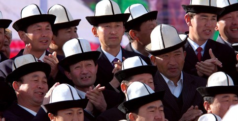 民族语言为柯尔克孜语,属阿尔泰语系突厥语族东匈语支克普恰克语组