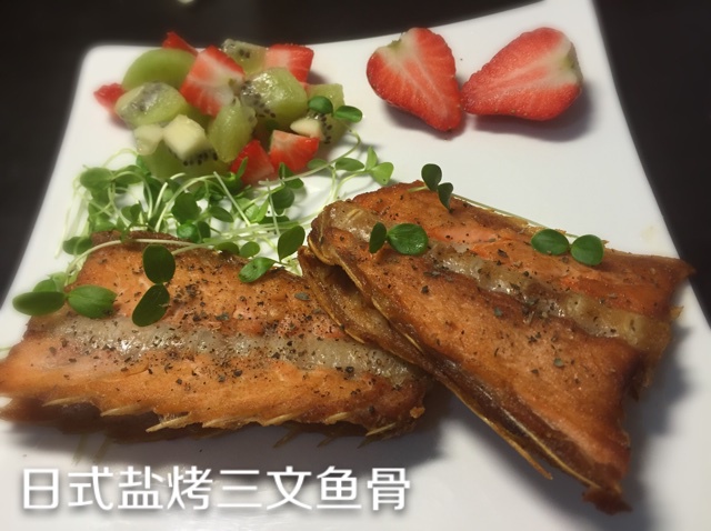 日式盐烤三文鱼骨
