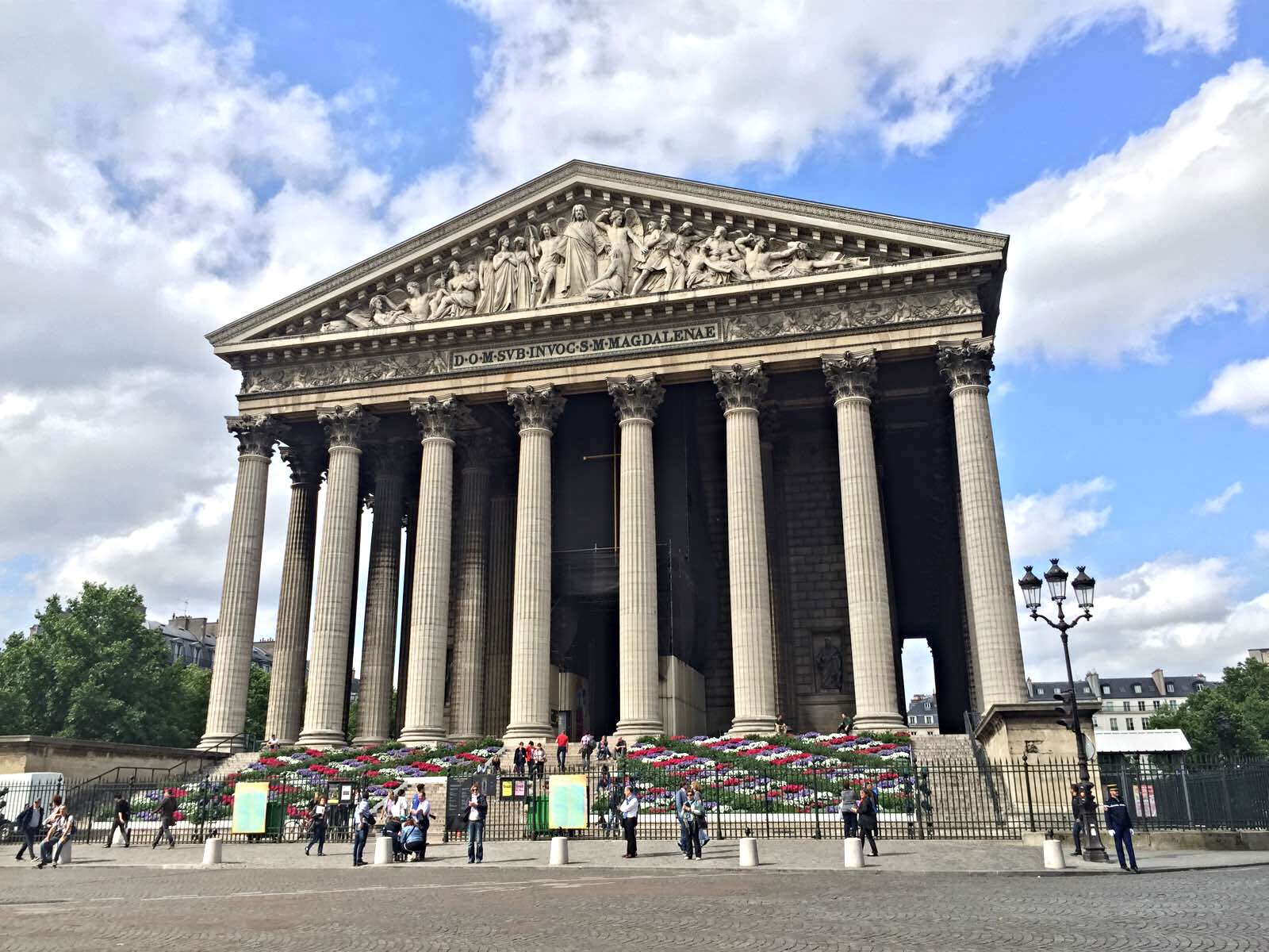 de la madeleine),加上巨大庄严的外观,成为巴黎最知名的建筑代表之一