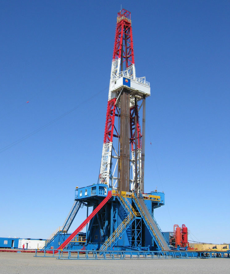  p>利用机械设备或人力从地面将地层钻成孔眼的工作称为钻井.