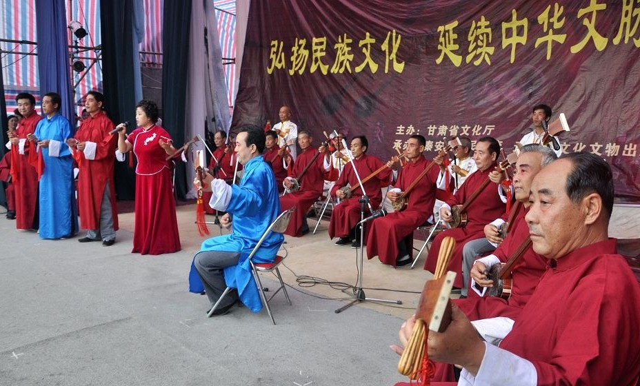  p>秦安小曲,又称"秦安老调",是采用秦安当地方言演唱的古老的传统