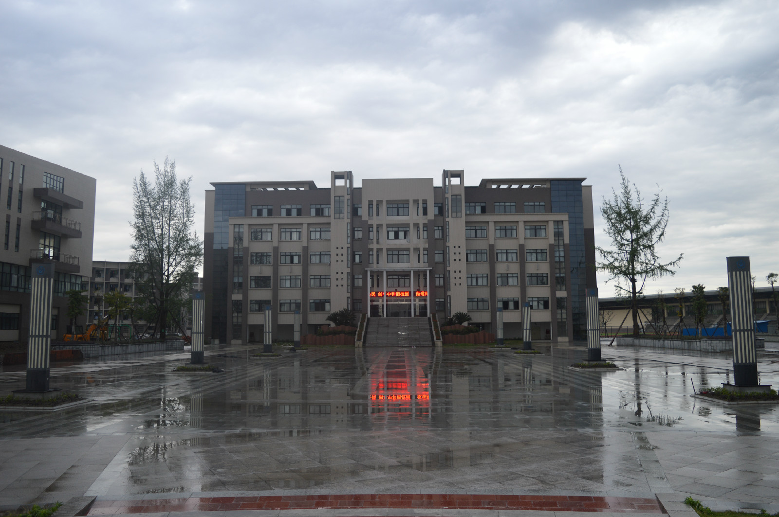  p>车城中学位于眉山市城北新区与岷江之间,距离市中心仅10分钟的车程