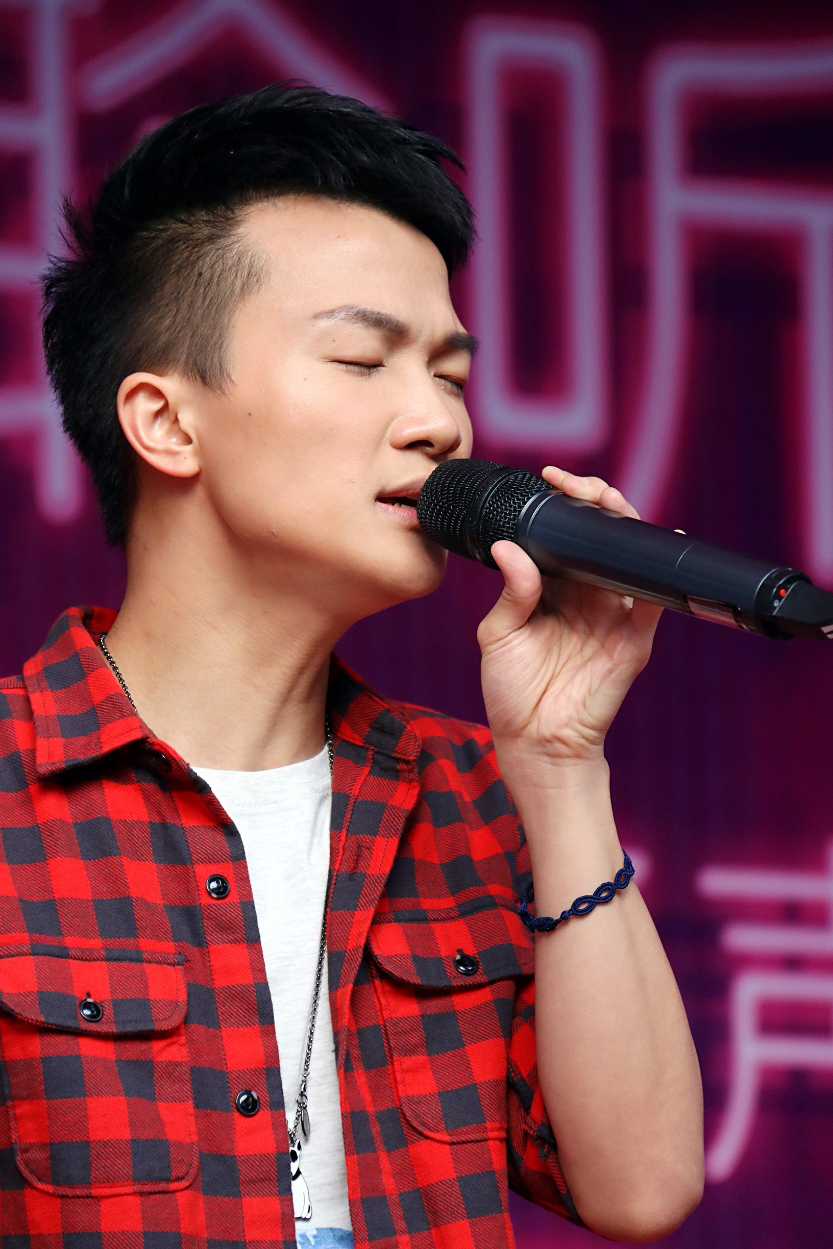  p>周深,1992年9月29日出生于湖南邵阳,长于贵州贵阳,中国内地男歌手