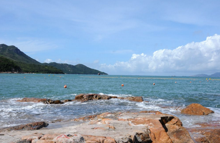  p>洪圣爷湾是南丫岛最有名的泳滩,位于榕树湾东南面,是前往索罟湾的