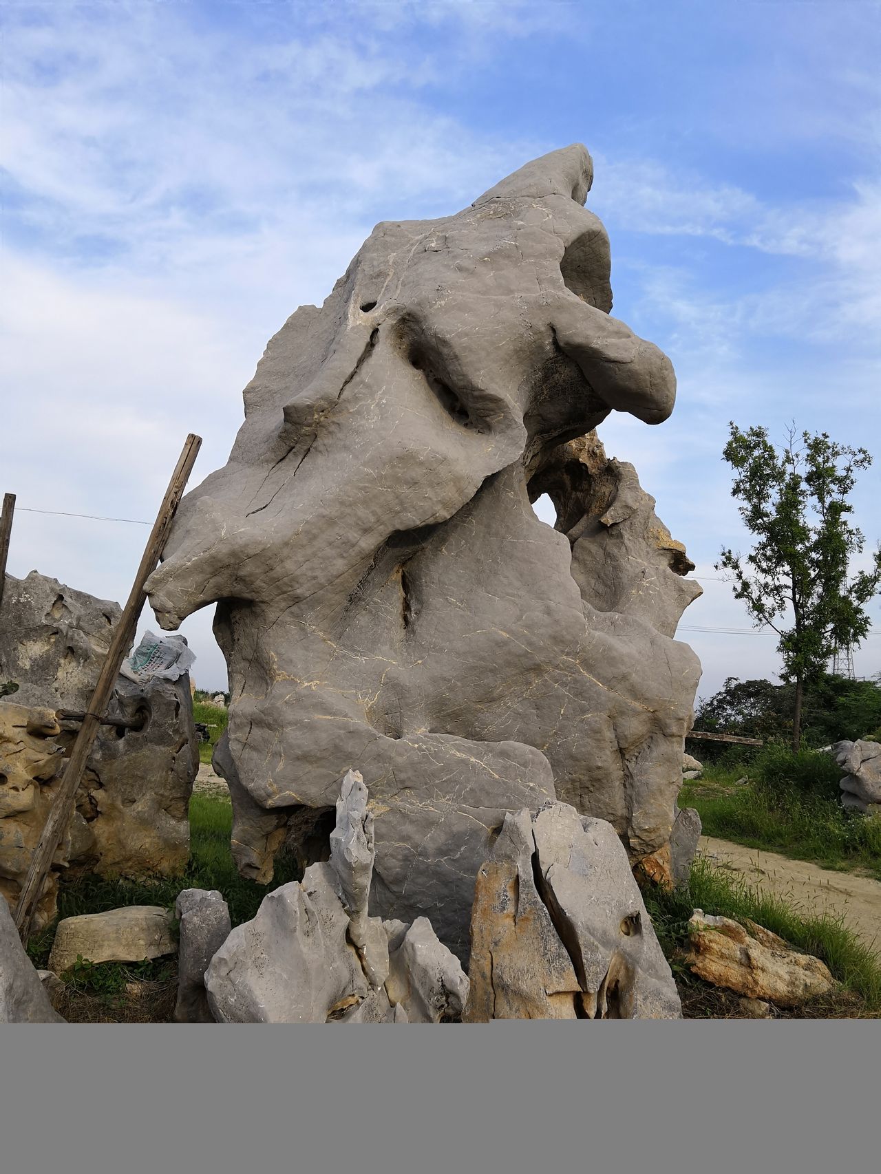 这种石质地坚硬,造型千姿百态,颜色各异,独具神韵,且储量丰富,为北方