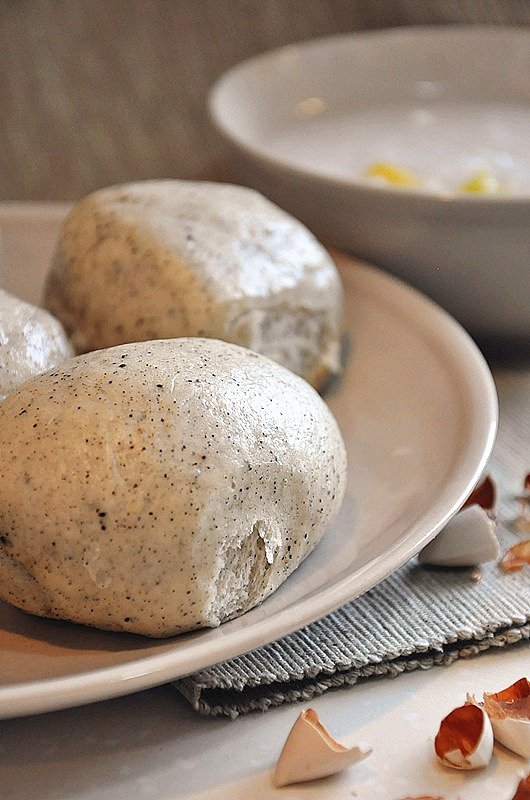  p>黑芝麻核桃小馒头,东北特色小吃,营养丰富,做法考究. /p>