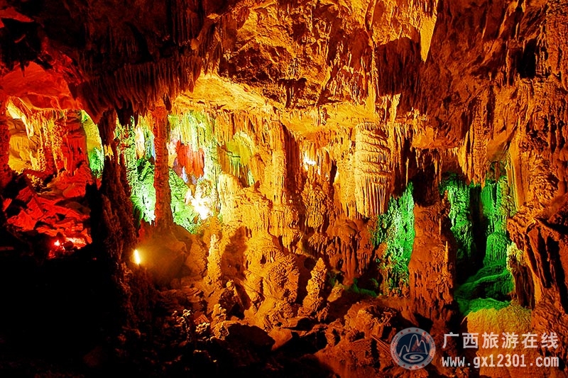  p>纳灵洞旅游景区位于凌云县城郊,距凌云县城约1公里,属典型的喀斯特