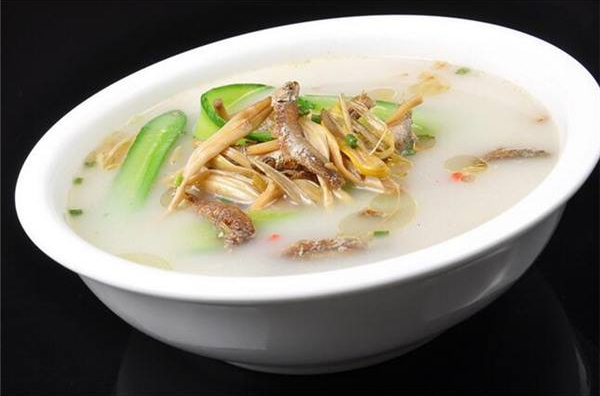  p>黄花肉片汤的原料是黄花菜25克,瘦猪肉100克,猪油,精盐,葱,味精