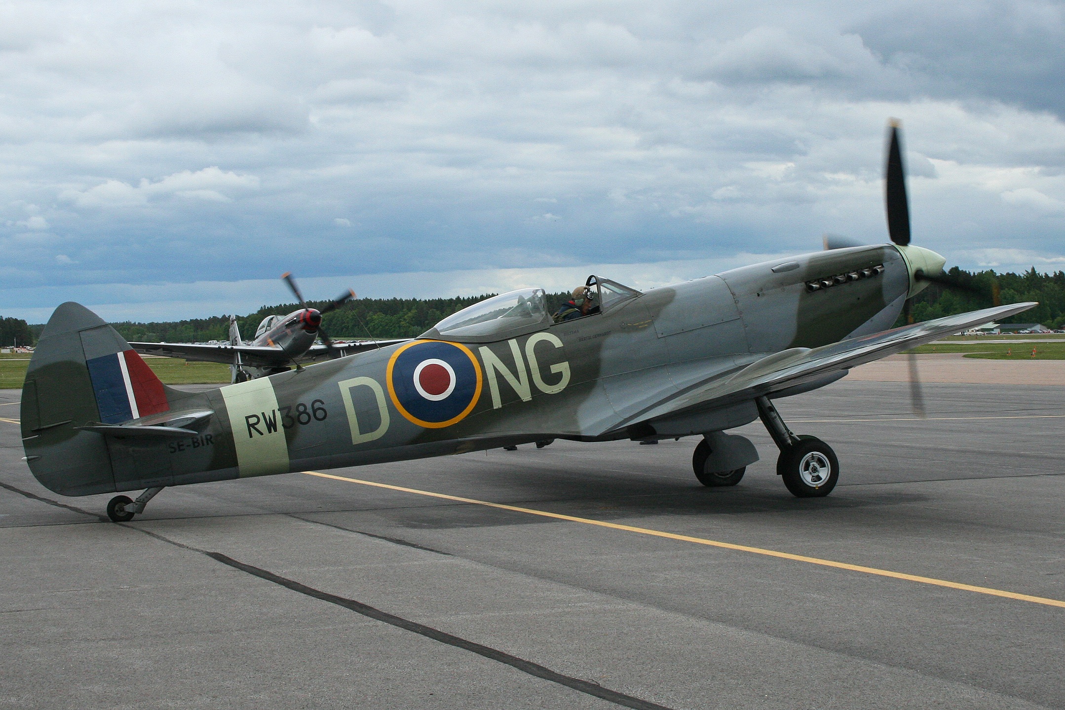  p>喷火式战斗机(英文:spitfire fighter),是 a href="#" data-lemma