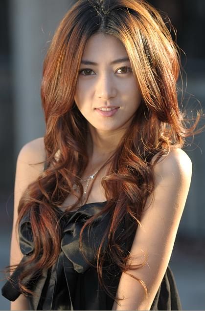  p>闫凤娇,1985年6月24日出生于中国吉林延边.模特,化妆师,演员.