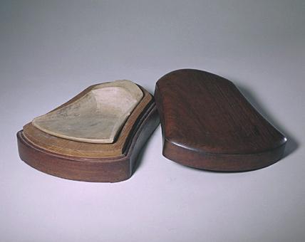  p>唐李颢款风字形砚是唐代的 a target="_blank" href="/item/名砚">