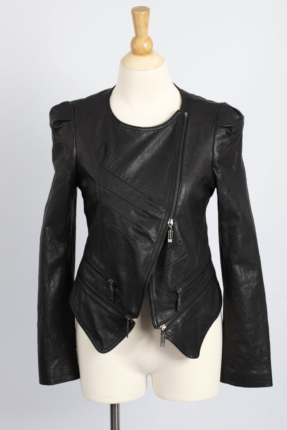  p>皮衣,是采用动物皮经过特定工艺加工成的皮革做成的 a target="