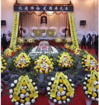  p>龙国屏,又名龙治,别号淡斋,四川宜宾岩门人,国画大师 a target="