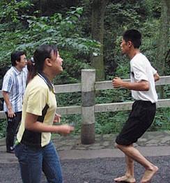 那时,受伤的运动员们以倒跑或倒走代替正常训练.