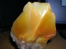 是用于雕刻工艺品和印章的材料,晶莹润泽,可分为多种冻石.