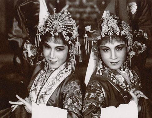 原名杨淑敏,小名杨小凤,祖籍江苏苏州,天津人,中国著名评剧女演员